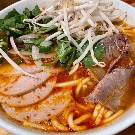 30. Special Spicy Noodle Soup (BúnBòHuế) (顺化汤粉)
